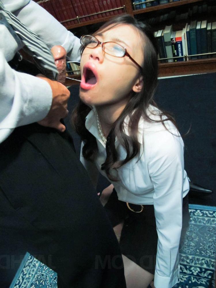 16P La secrétaire japonaise Ibuki se prend du sperme sur ses lunettes tout en prenant une éjaculation.