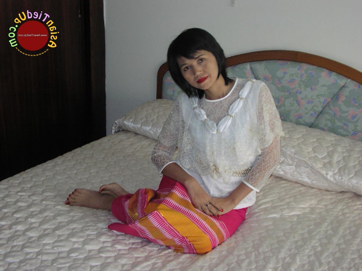 16P アジアの女の子が服を着たままベッドに縛られながら猿轡をかまされる