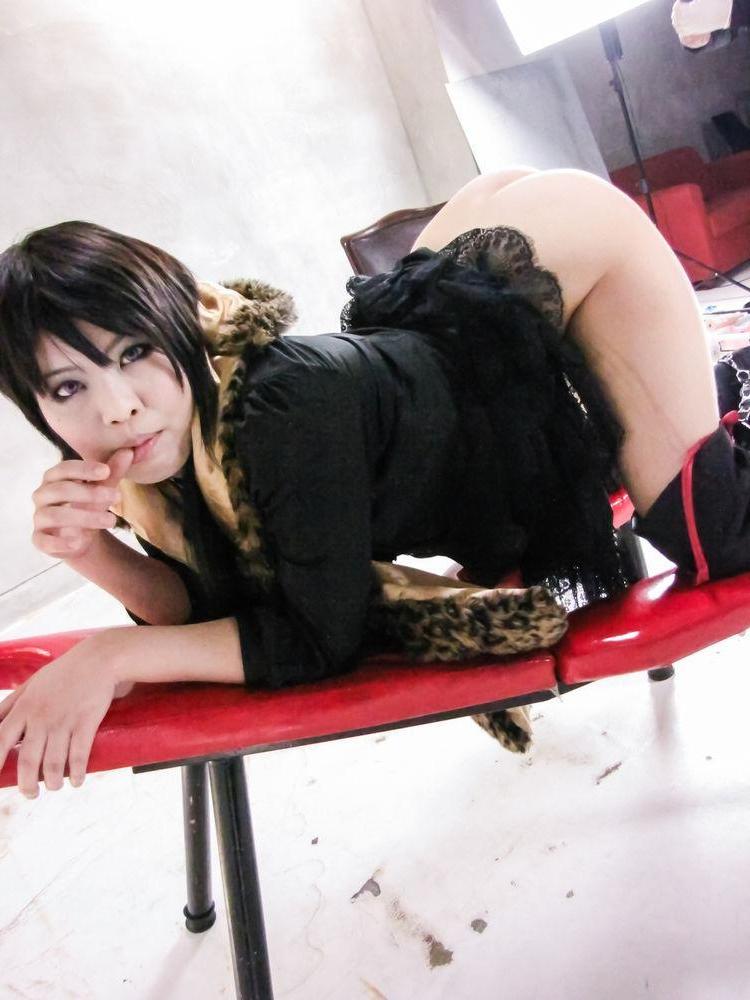 16P A japonesa Sayuri tem seu cu penetrado por brinquedos sexuais em botas OTK