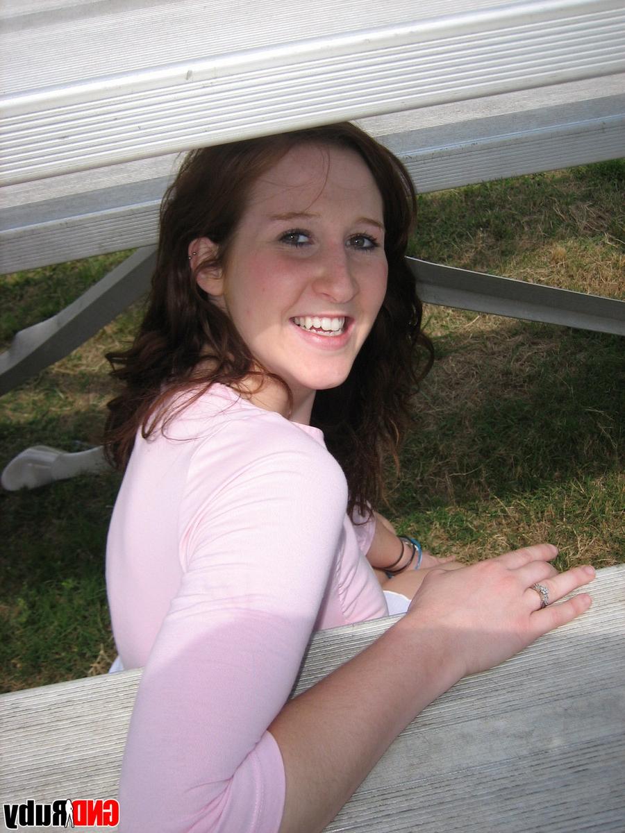 12P Une rousse naturelle exhibe sa culotte sous la jupe sur un gradin dans un stade de baseball.