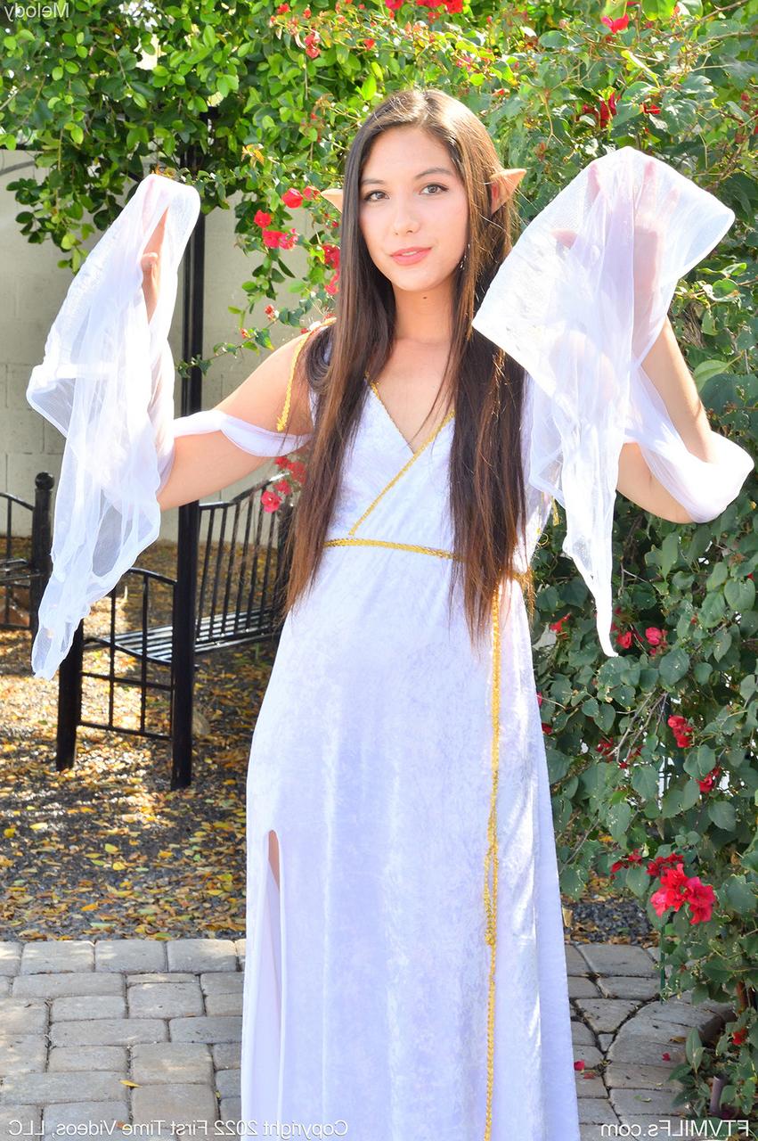 15P Morena amadora Melody monta um vibrador no topo de uma estátua de jardim