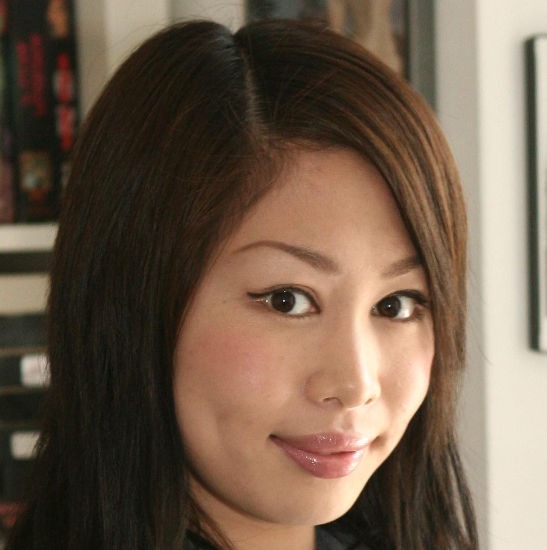 20P Der glamouröse Pornostar Gia Steel und ein heißes asiatisches Schulmädchen zeigen ihre Kurven