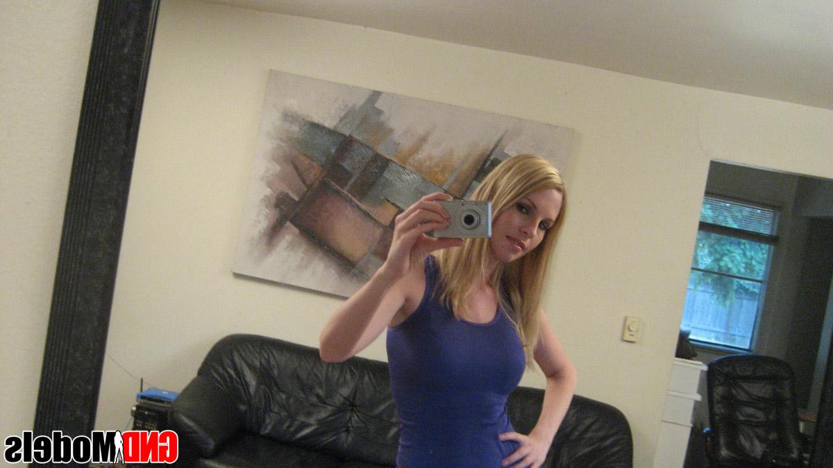 12P A loira amadora Angel fica totalmente nua enquanto tira selfies no espelho