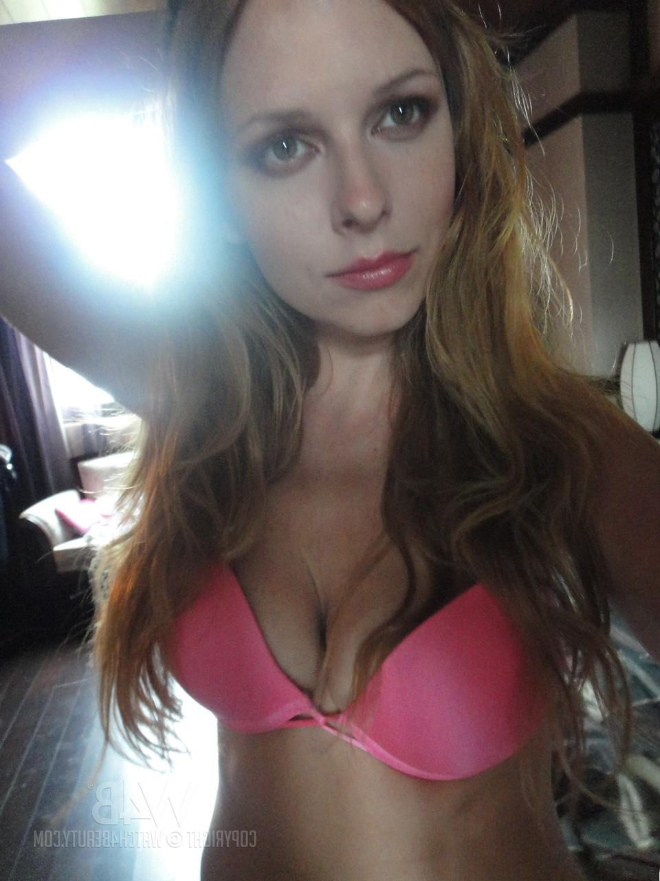 20P Carmen Kees, une amatrice amateur, prend des selfies de ses gros seins et de sa chatte dans le miroir.