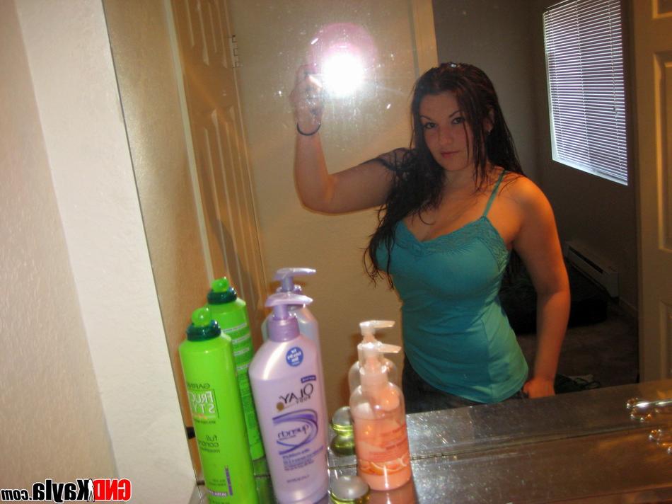 12P Chica amateur solitaria se toma fotos de sus grandes pechos en el espejo del baño