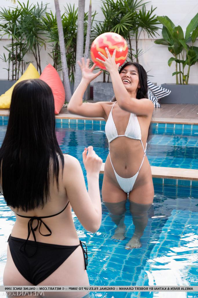 18P As lésbicas inter-raciais Amelia Riven e Kathai tiram os biquínis na piscina