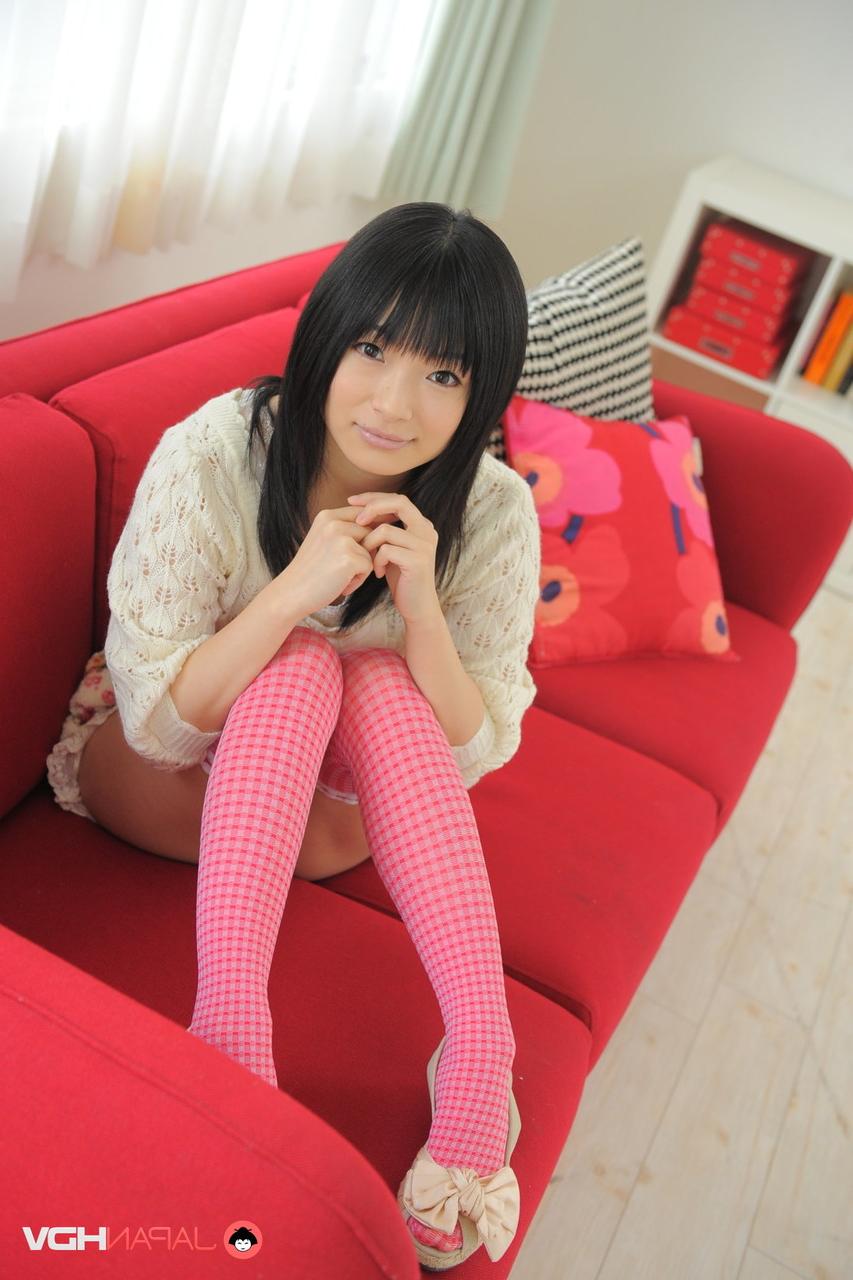 15P La adorable japonesa hina maeda muestra su trasero desnudo con calcetines por encima de la rodilla