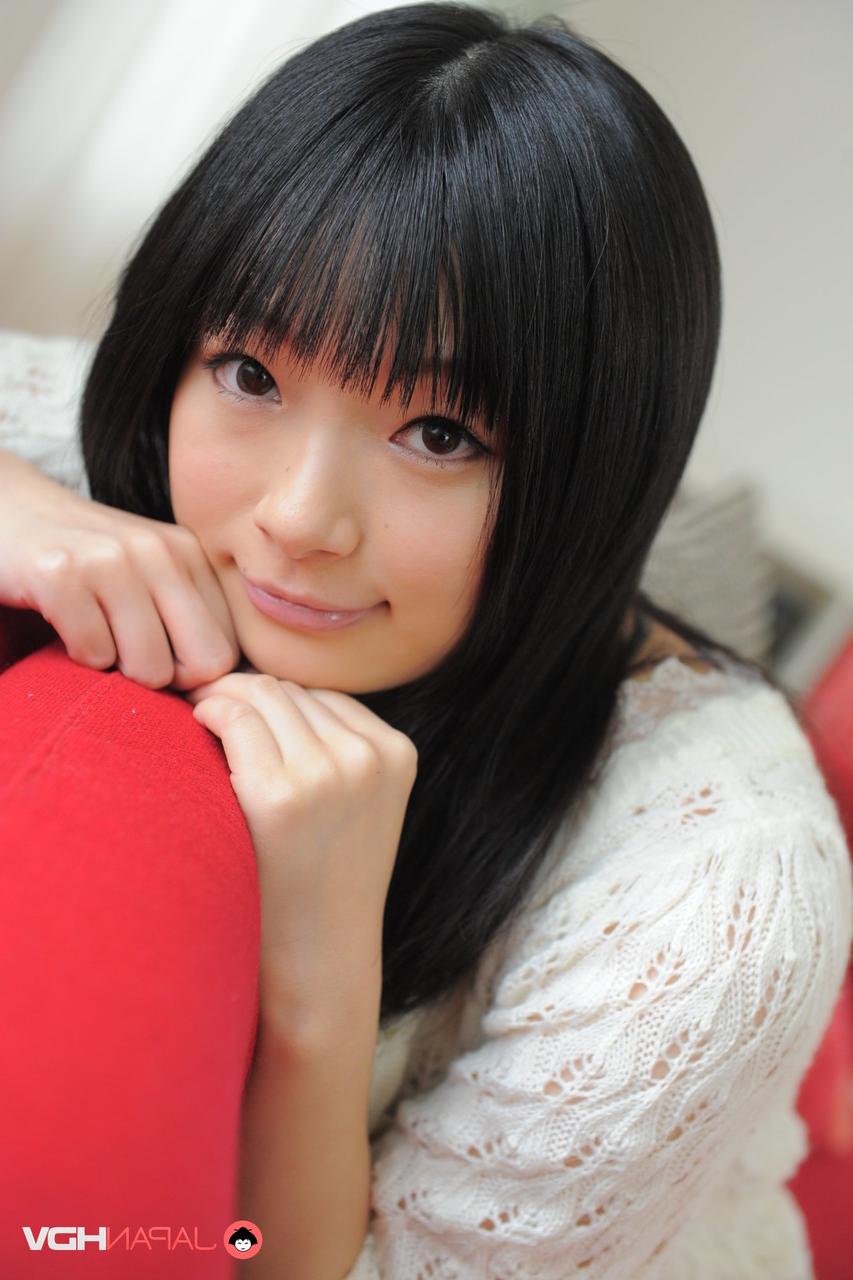 15P La adorable japonesa hina maeda muestra su trasero desnudo con calcetines por encima de la rodilla
