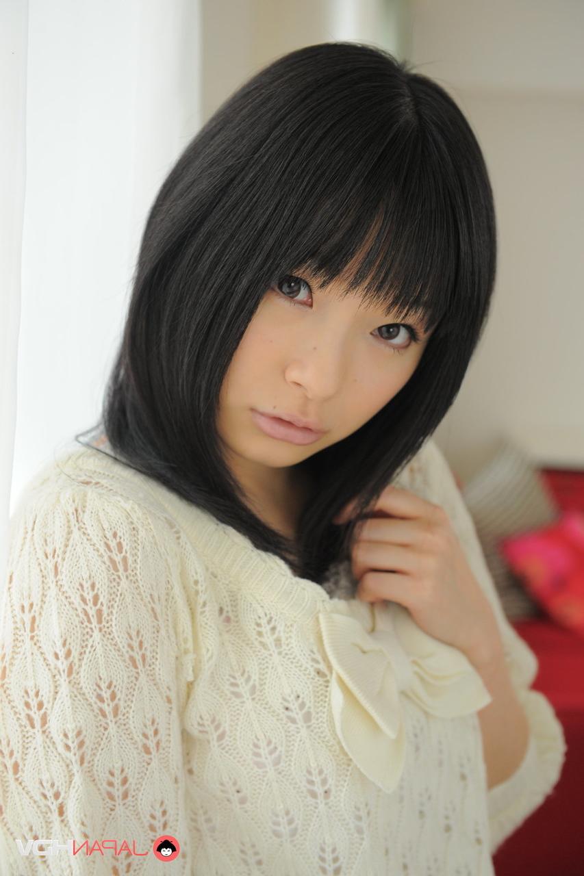 15P La adorable japonesa hina maeda muestra su trasero desnudo con calcetines por encima de la rodilla