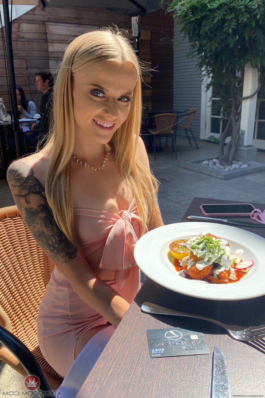 20P A adolescente loira tatuada Paris White espalha seu buraco de amor e mostra seus peitos minúsculos