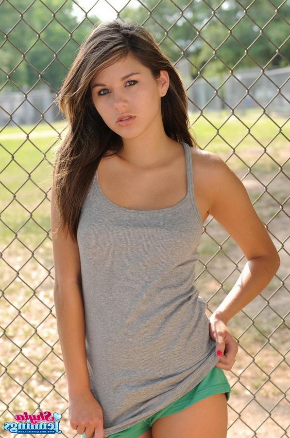 12P A doce e jovem Shyla Jennings em shorts exibindo seus peitos pequenos perfeitos em público