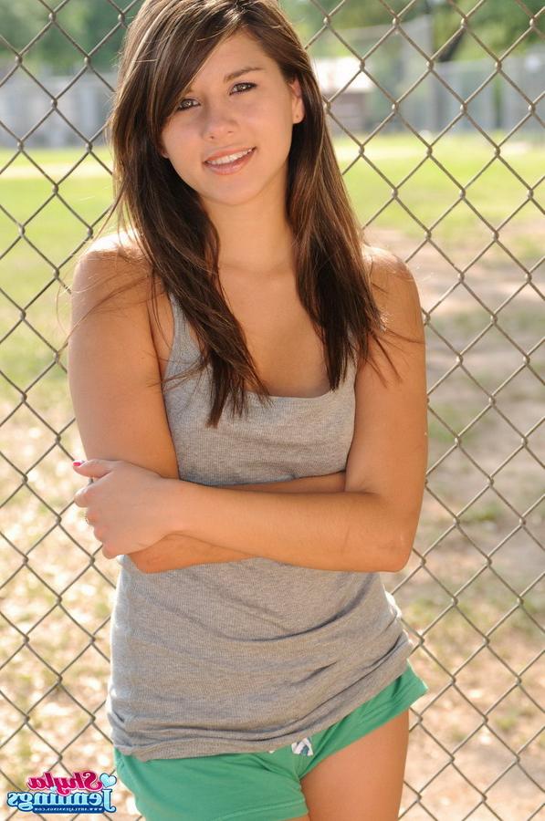 12P A doce e jovem Shyla Jennings em shorts exibindo seus peitos pequenos perfeitos em público