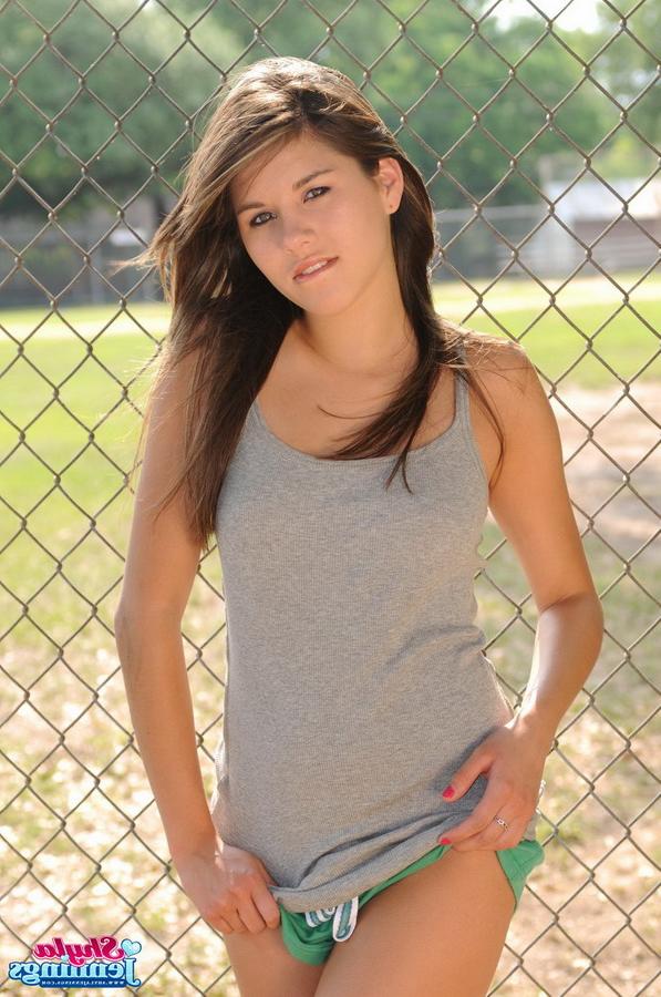 12P A doce e jovem Shyla Jennings em shorts exibindo seus peitos pequenos perfeitos em público