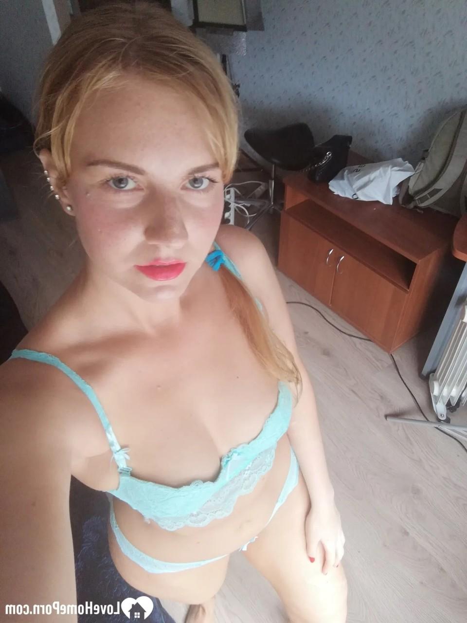 12P Kurvige junge Amateurin posiert in sexy Spitzenunterwäsche und macht Selfies