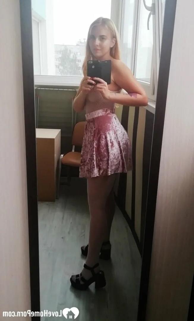 12P Kurvige junge Amateurin posiert in sexy Spitzenunterwäsche und macht Selfies