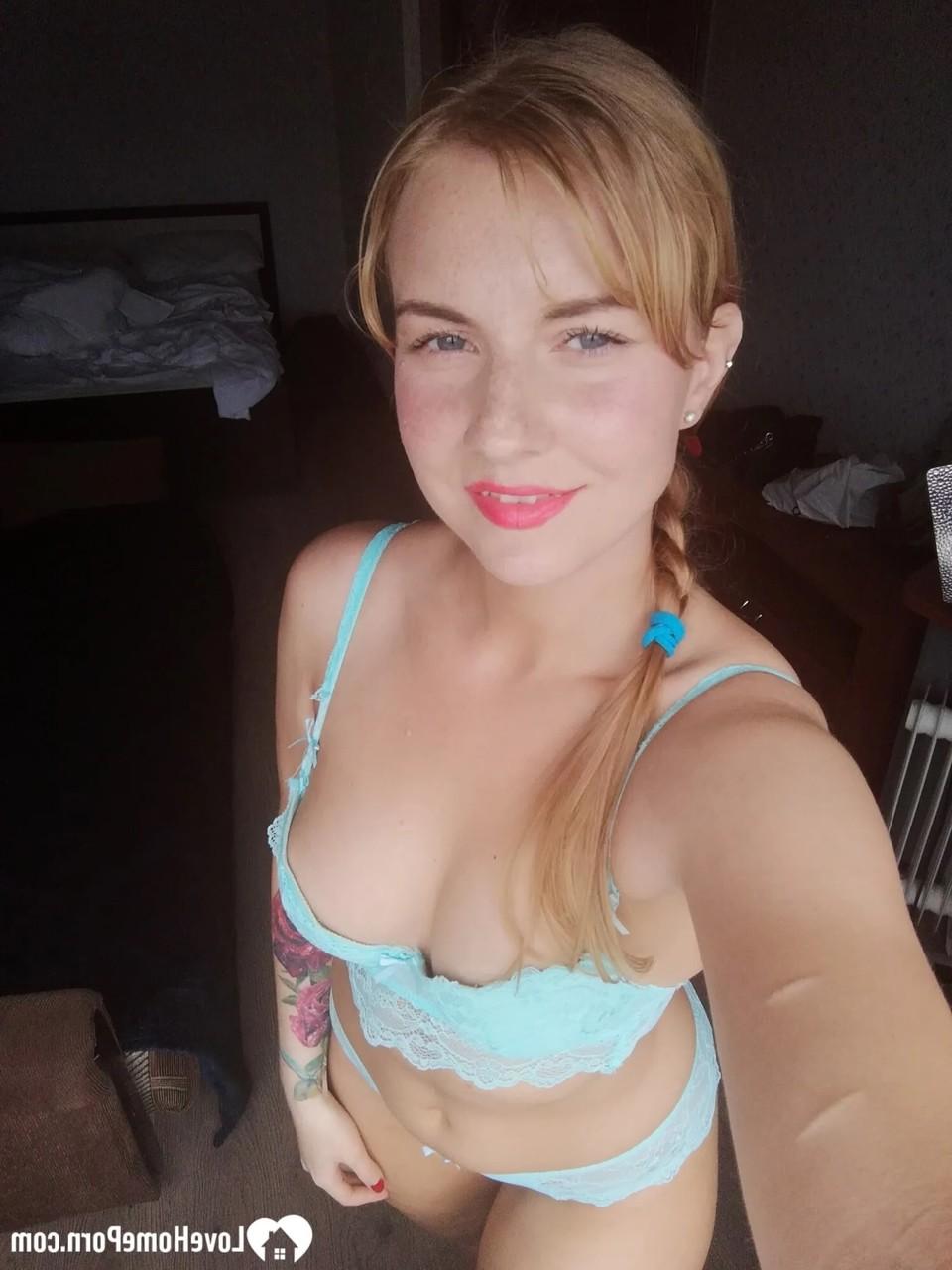 12P Kurvige junge Amateurin posiert in sexy Spitzenunterwäsche und macht Selfies