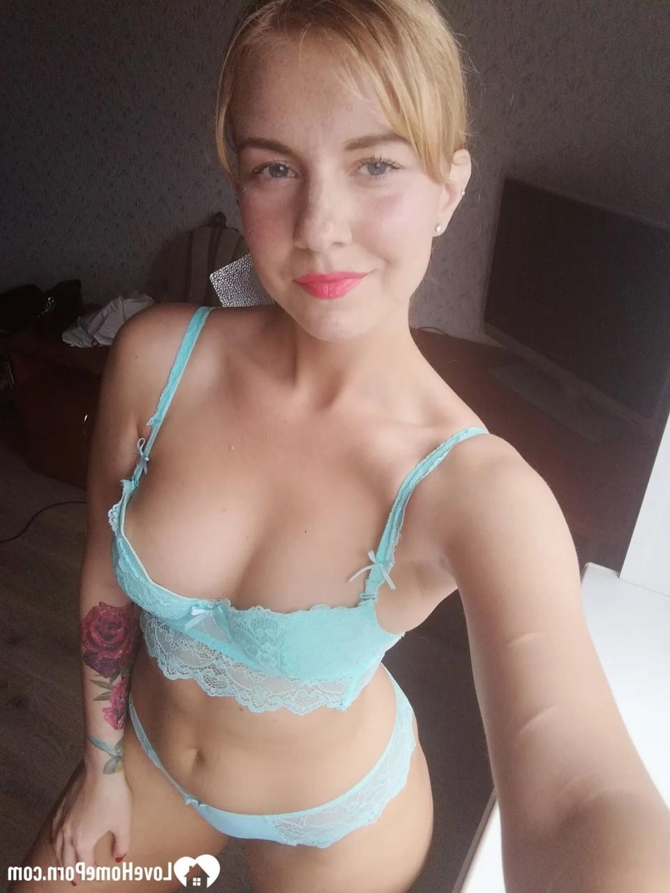 12P Kurvige junge Amateurin posiert in sexy Spitzenunterwäsche und macht Selfies