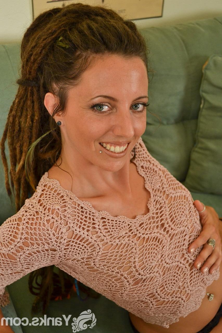 17P Jazmin Rajani, femme brune aux seins moyens, enfonce un jouet sexuel dans son anus.