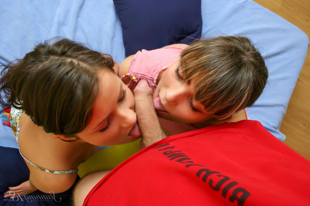 16P As meninas de 18 anos Clarissa A e Lucie A dão um BJ duplo antes de fazer anal