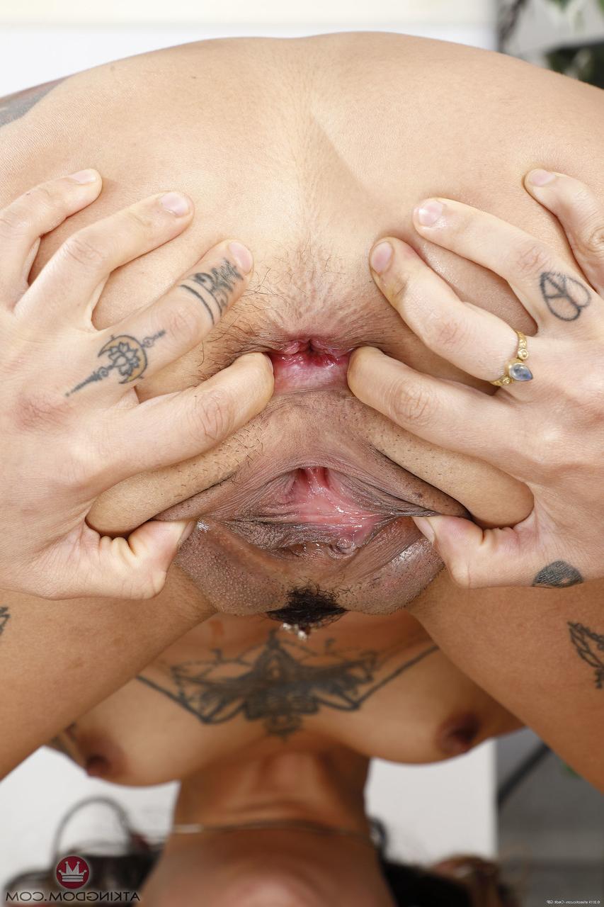 20P Petite adolescente asiática com tatuagens Kimberly Chi espalha seus buracos de amor em um solo