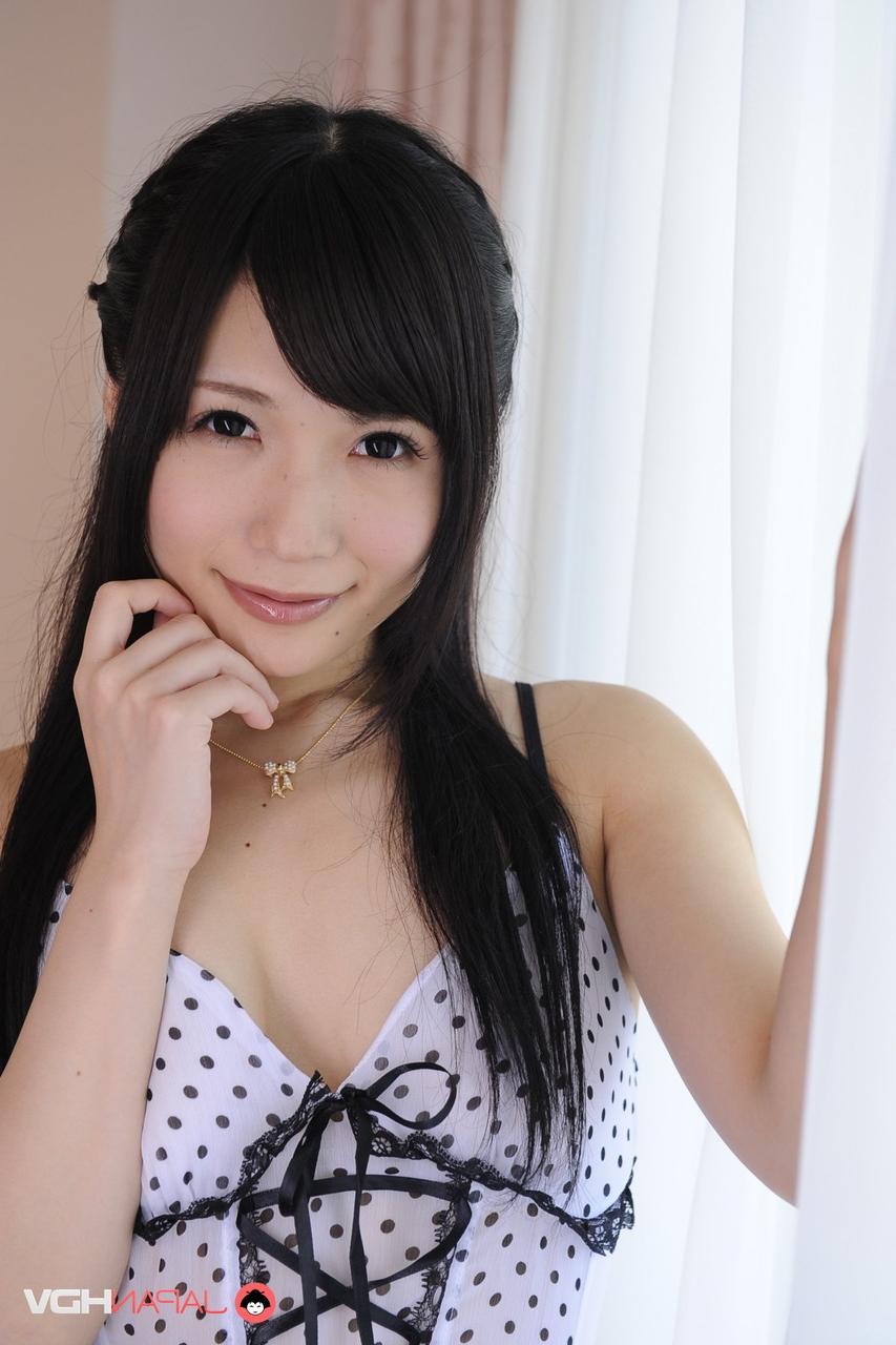 15P Linda garota japonesa Tsukushi modela lingerie sexy e meia-calça