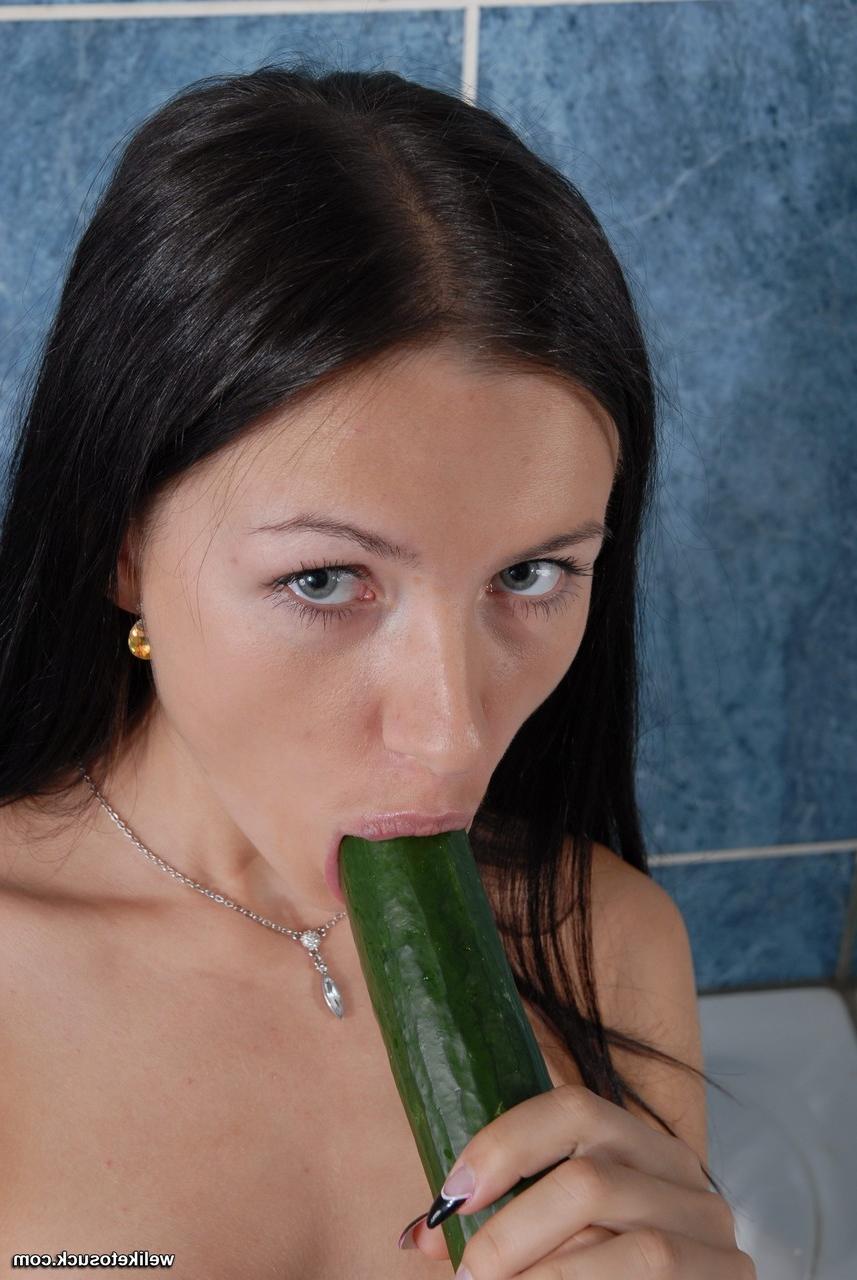 20P La novia rusa Sasha Rose se desnuda en la bañera y chupa un pepino enorme
