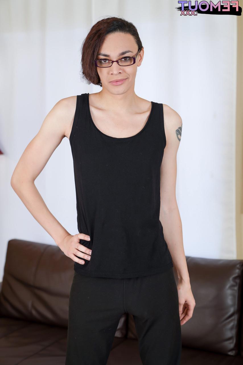 16P A travesti nerd Kerri LaBouche brinca com sua vara enorme e mostra sua bunda grande