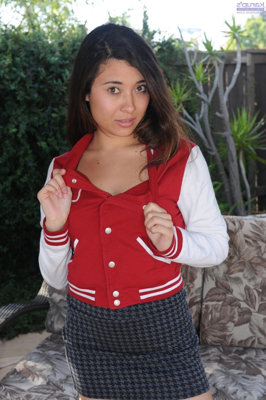 20P A doce adolescente morena Remi Rivers tira a roupa e posa completamente nua