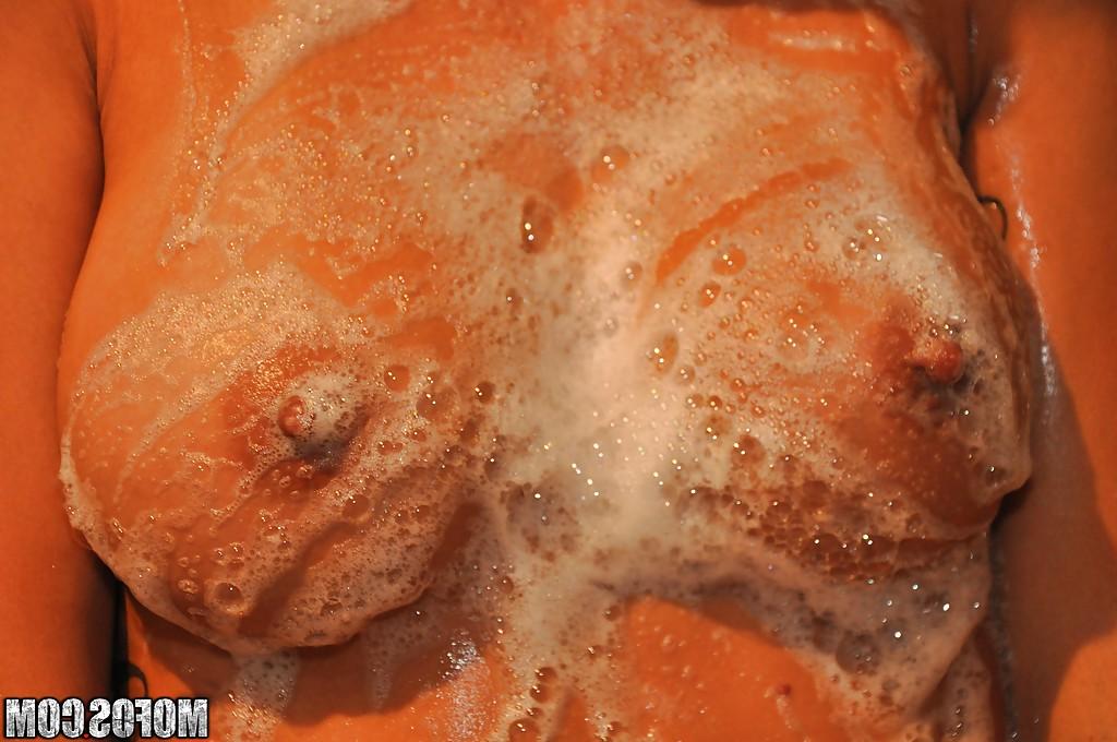 16P Gia Dimarco, petite amie amateur, se masturbe nue sous la douche.