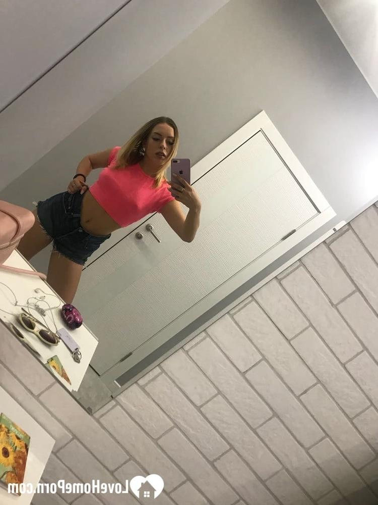 20P Rubia amateur se toma selfies desnuda mostrando sus hermosas tetas pequeñas