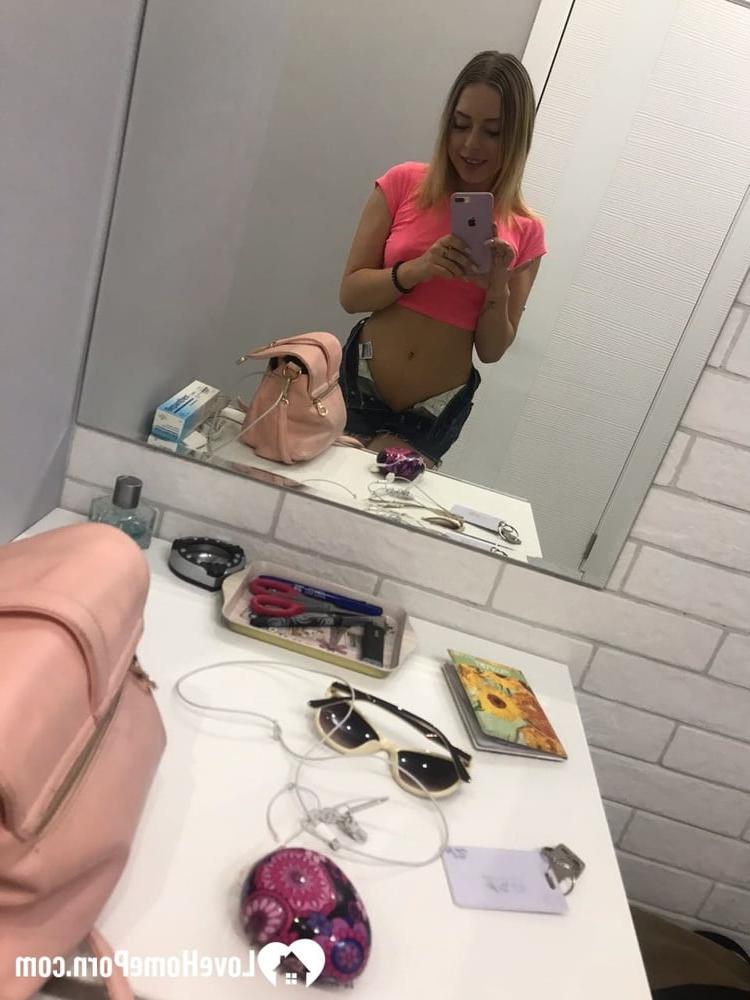 20P Rubia amateur se toma selfies desnuda mostrando sus hermosas tetas pequeñas