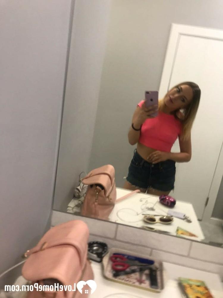 20P Rubia amateur se toma selfies desnuda mostrando sus hermosas tetas pequeñas