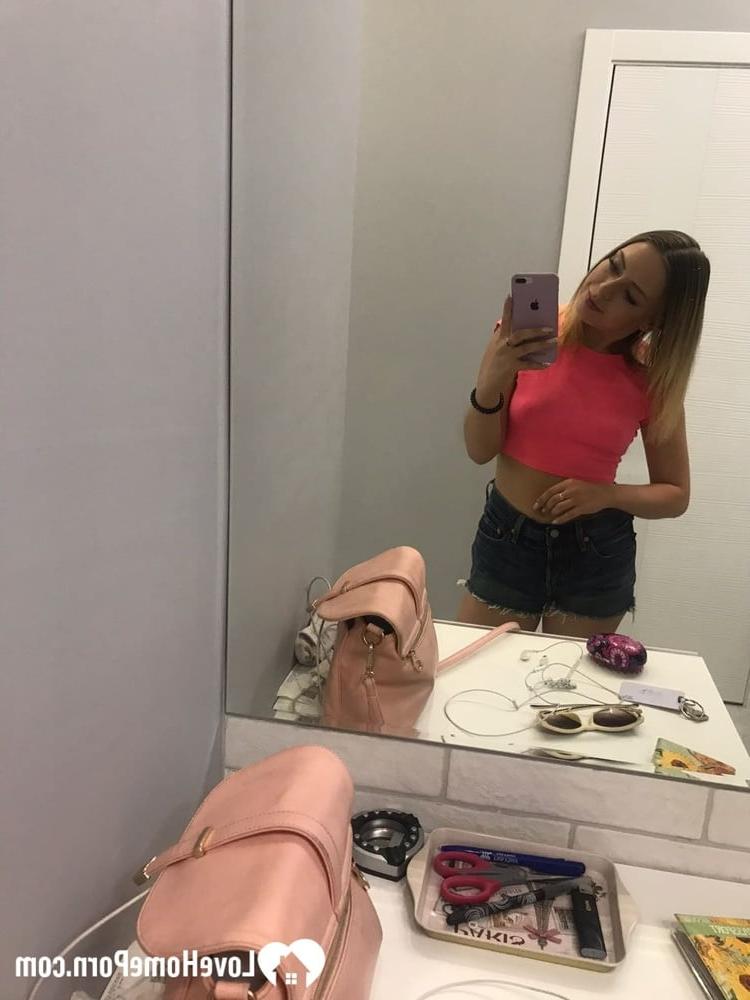 20P Rubia amateur se toma selfies desnuda mostrando sus hermosas tetas pequeñas