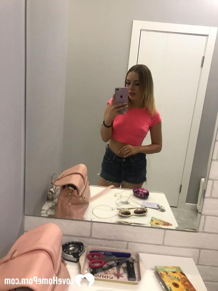 20P Rubia amateur se toma selfies desnuda mostrando sus hermosas tetas pequeñas