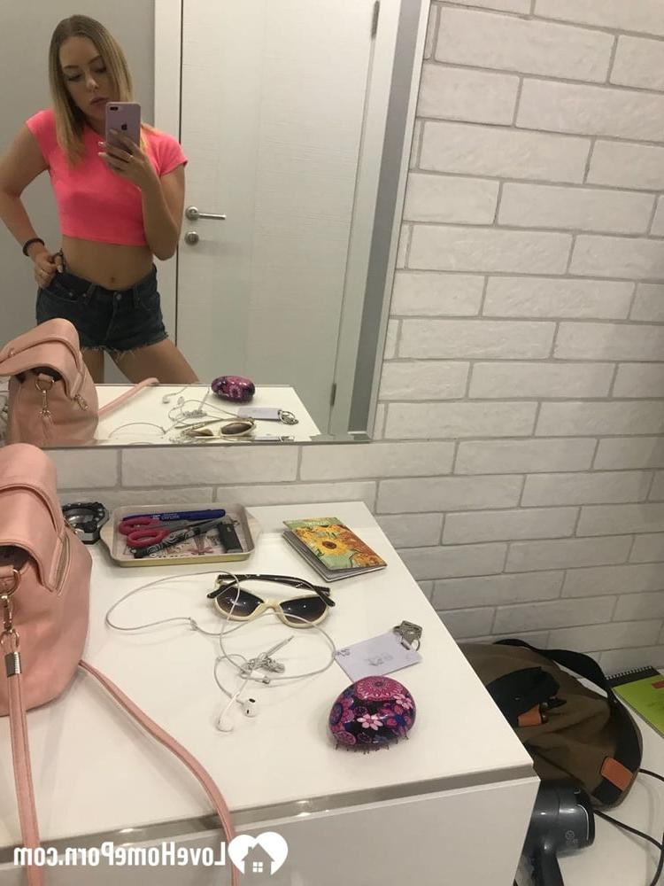 20P Rubia amateur se toma selfies desnuda mostrando sus hermosas tetas pequeñas