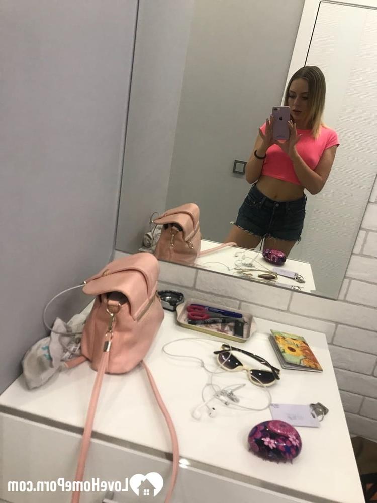 20P Rubia amateur se toma selfies desnuda mostrando sus hermosas tetas pequeñas