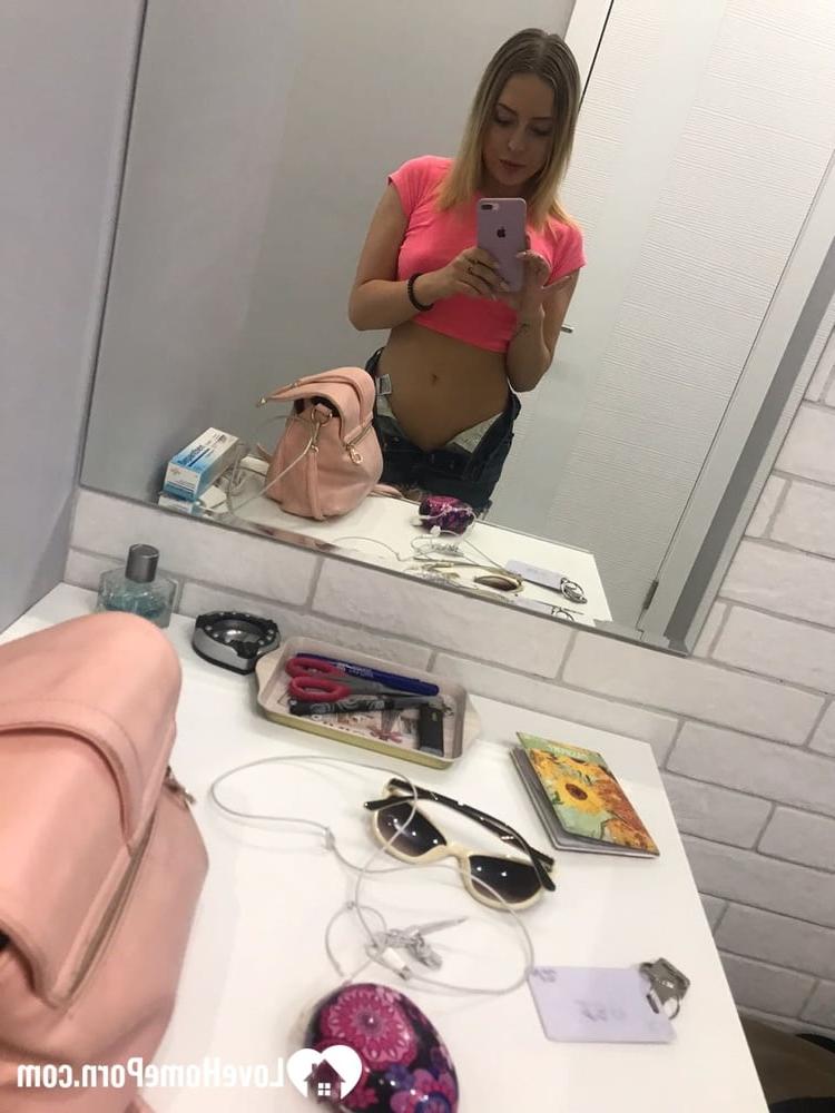 20P Rubia amateur se toma selfies desnuda mostrando sus hermosas tetas pequeñas