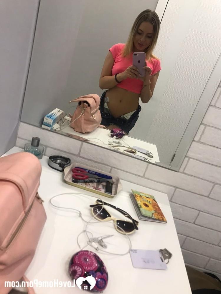 20P Rubia amateur se toma selfies desnuda mostrando sus hermosas tetas pequeñas