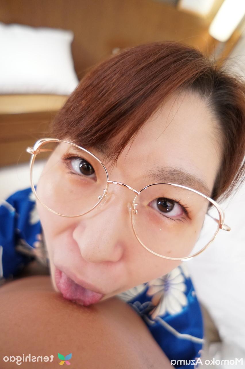15P Die japanische Teenagerin Momoko Azuma bekommt beim Sex mit Brille einen Creampie
