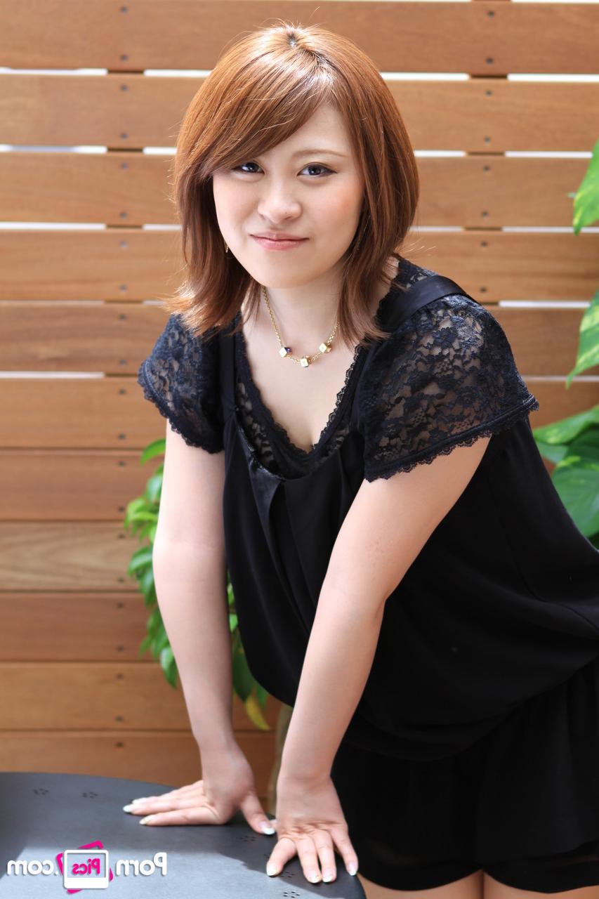 20P A fofa japonesa Sayuri tira o vestido e posa de topless ao ar livre