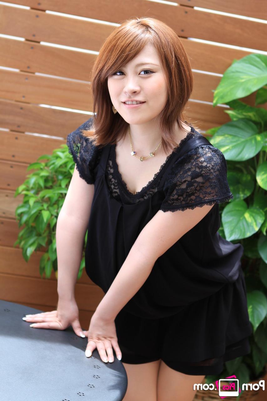 20P A fofa japonesa Sayuri tira o vestido e posa de topless ao ar livre