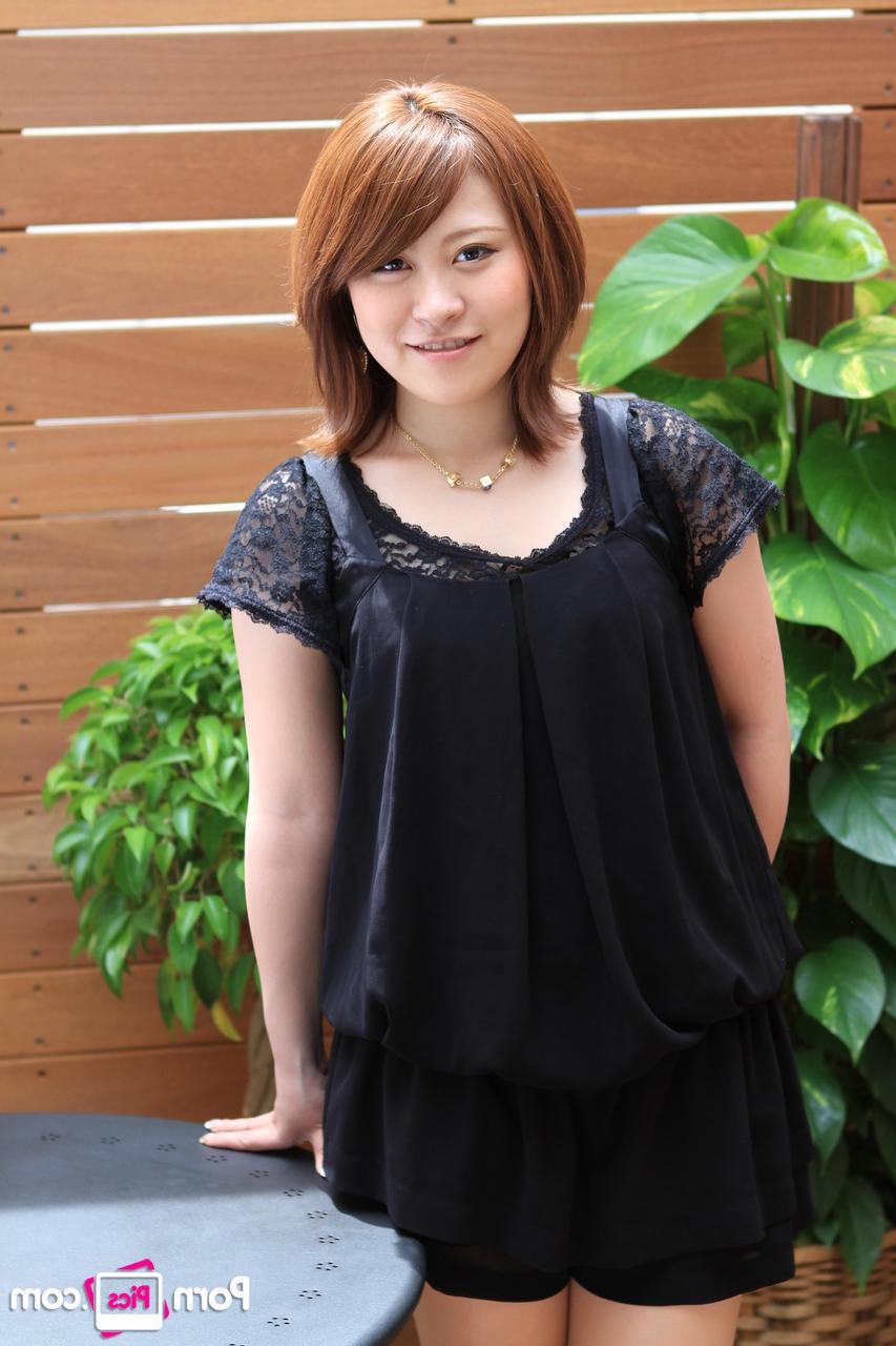 20P A fofa japonesa Sayuri tira o vestido e posa de topless ao ar livre
