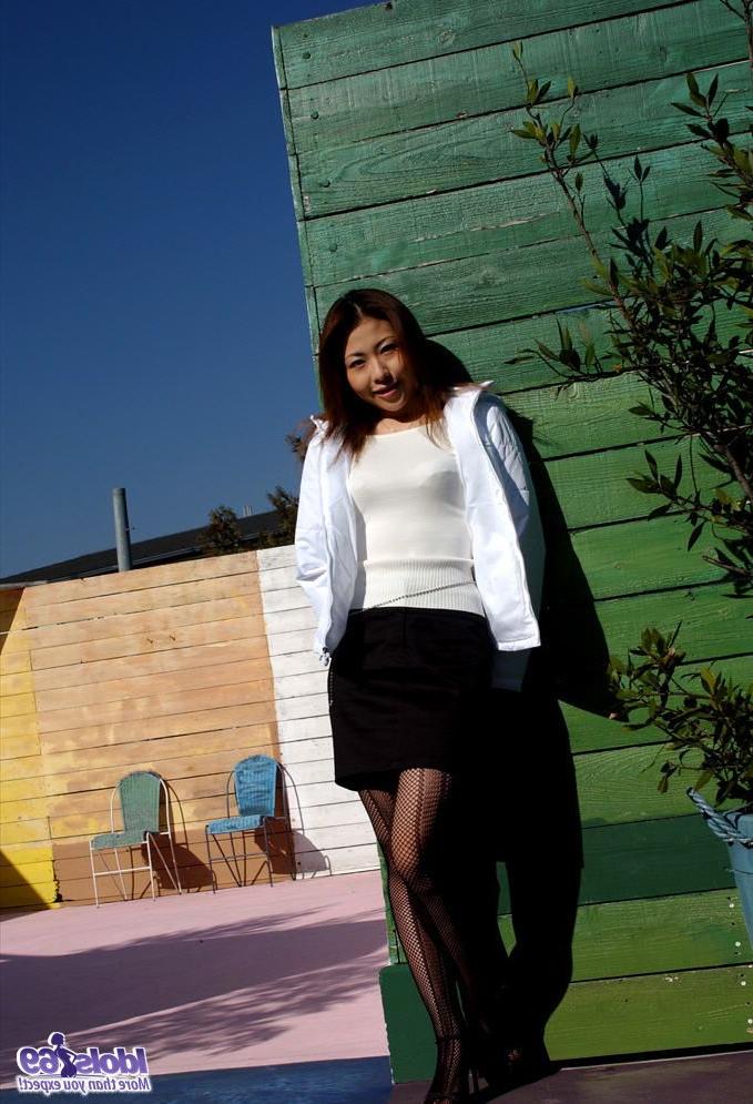 16P Sumire, une jeune japonaise rousse, montre son corps nu avec des chaussettes et des bottes OTK.