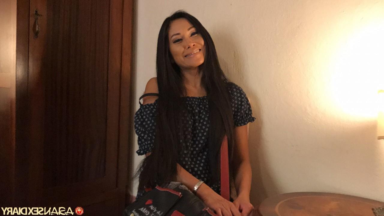 20P La belle asiatique GF Susi montre sa chatte rasée de près avant et après le sexe