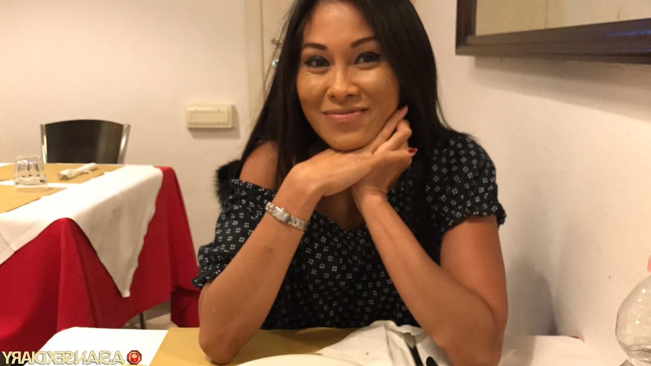 20P La belle asiatique GF Susi montre sa chatte rasée de près avant et après le sexe