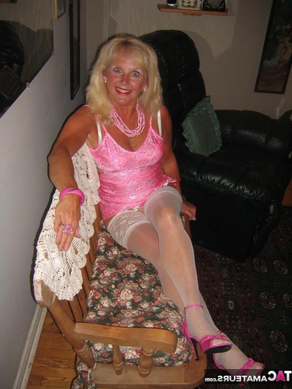 20P Ruth, une blonde plus âgée, enlève sa lingerie en satin avant de faire l'amour en POV en bas blancs.