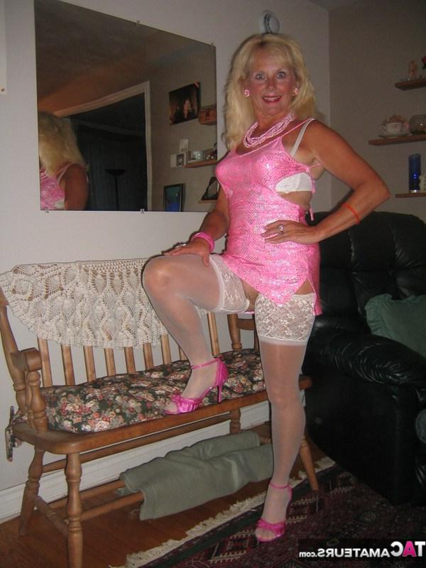 20P Ruth, une blonde plus âgée, enlève sa lingerie en satin avant de faire l'amour en POV en bas blancs.