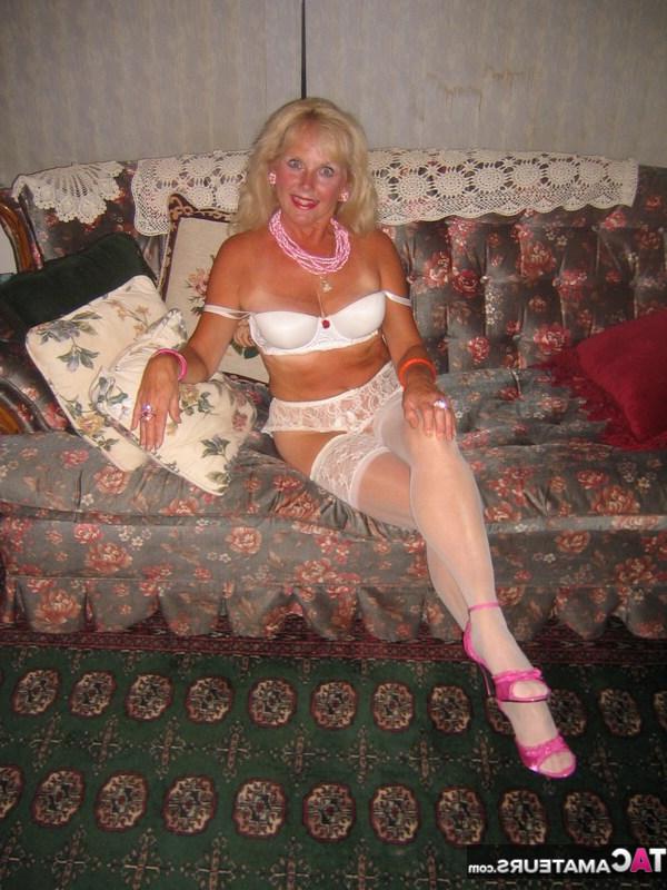 20P Ruth, une blonde plus âgée, enlève sa lingerie en satin avant de faire l'amour en POV en bas blancs.