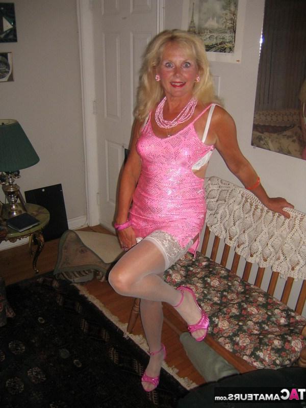 20P Ruth, une blonde plus âgée, enlève sa lingerie en satin avant de faire l'amour en POV en bas blancs.