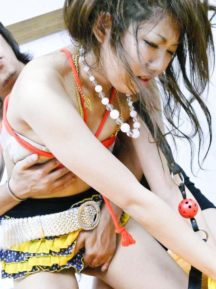 16P A garota japonesa Mahiru Tsubaki ostenta uma mordaça de bola antes de ser amarrada e se masturbar